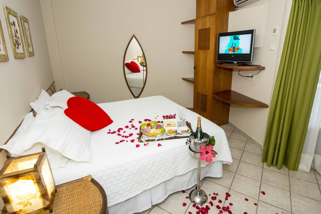 Honeymoon Suite,214663499:JPEG